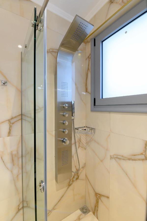 Momento Luxury Walking Distance From The Apartment Nikiana